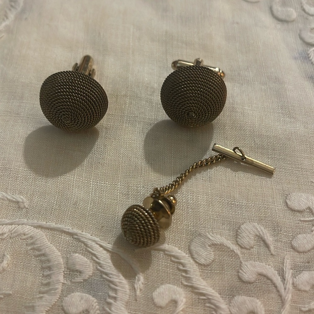 Cufflinks with tie tack